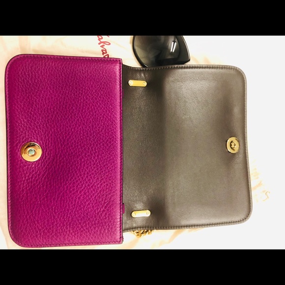 💜 Salvador Ferragamo Corssbody💜 - Picture 6 of 8